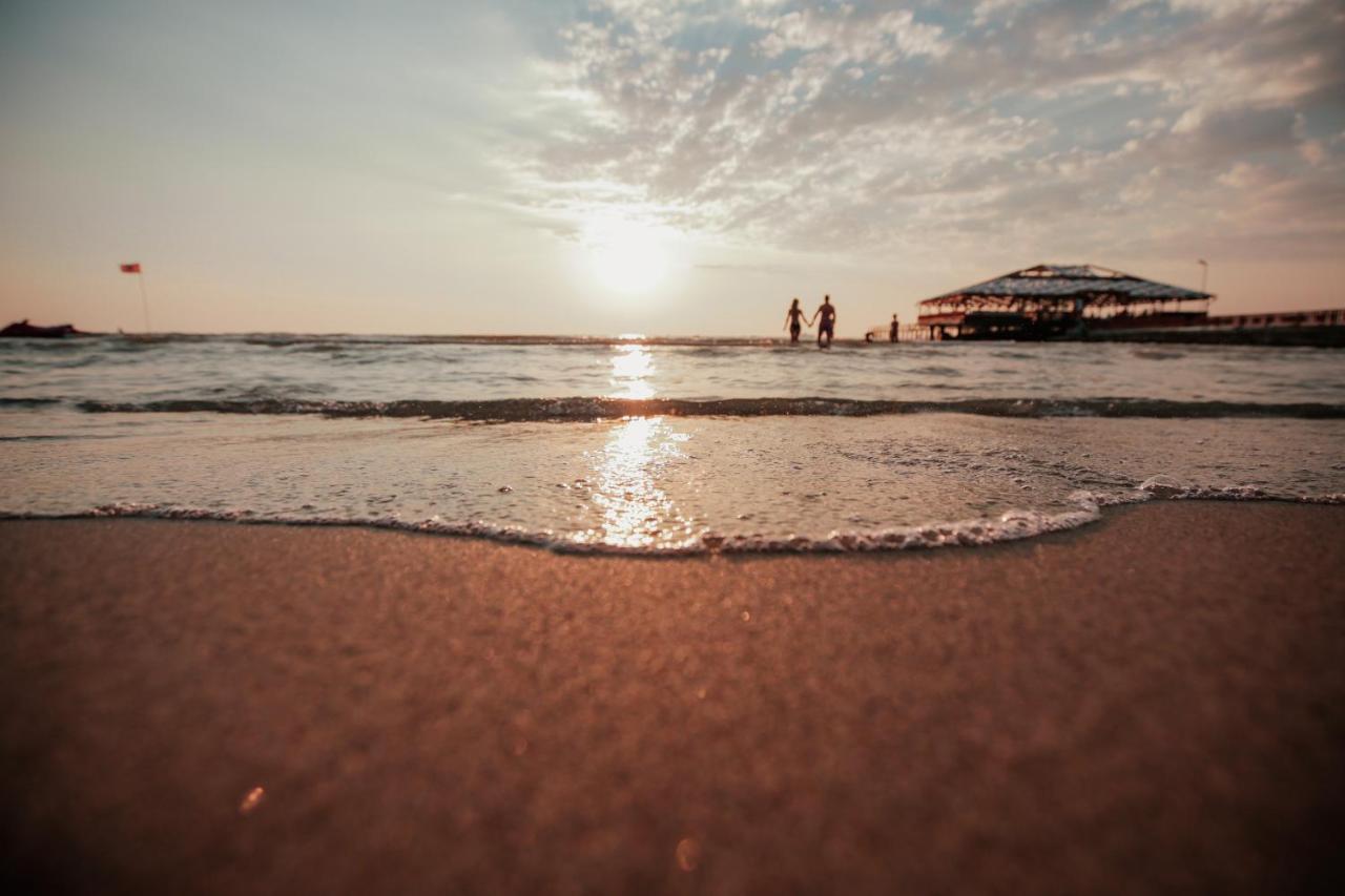 Klajdi Resort & Spa Golem  Ngoại thất bức ảnh Sunset at the beach